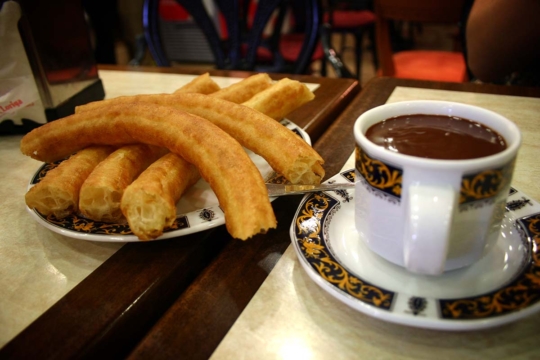 Churros con chocolate, Spain