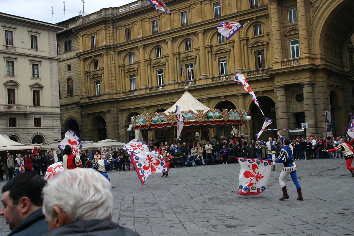 Florence flag-throwing