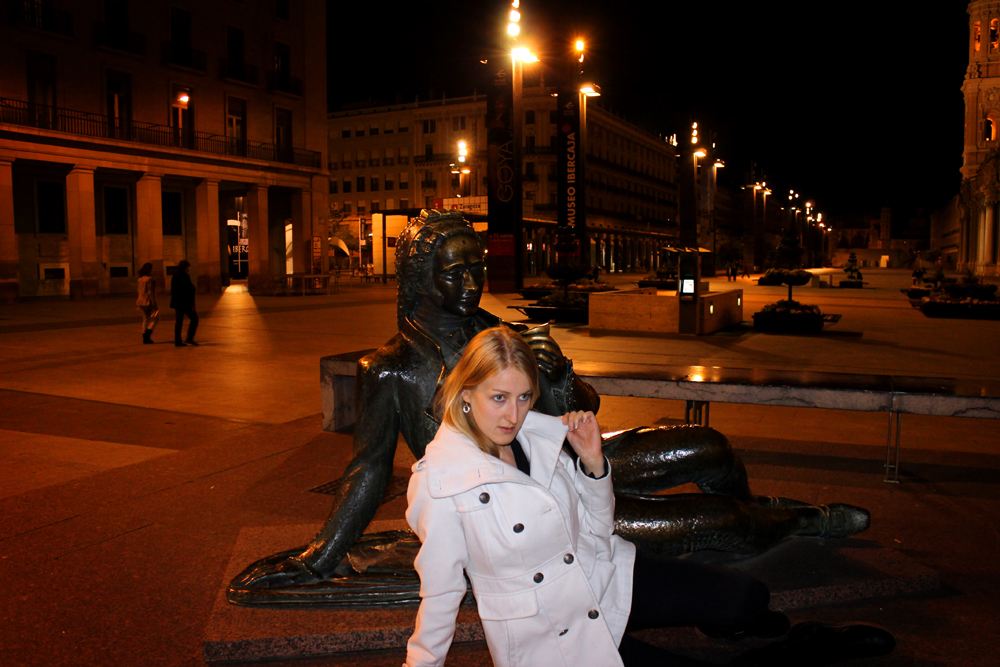 Making friends with the statues of Zaragoza